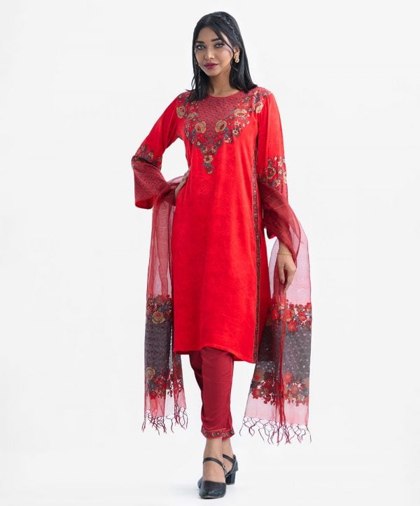 Karchupi, print and patch detailed kameez in silk-viscose blended fabric, exclusively from Nargisus by Le Reve. Complemented with crepe palazzo and printed half silk dupatta.