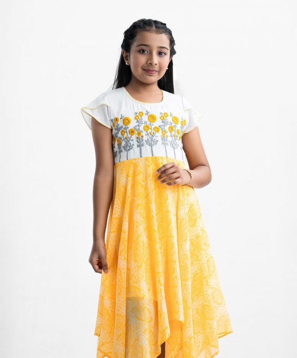 Kids girls yellow and white elongated style frock in georgette fabric. Round neck, short-sleeved. Embroidery and karchupi at the top front and waistbelt.