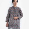 Teen boys panjabi in cotton fabric. Mandarin collar, full-sleeved. Inseam pockets and button fastening at the front.