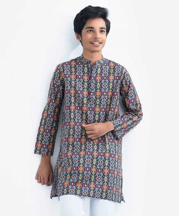 Teen boys panjabi in cotton fabric. Mandarin collar, full-sleeved. Inseam pockets and button fastening at the front.