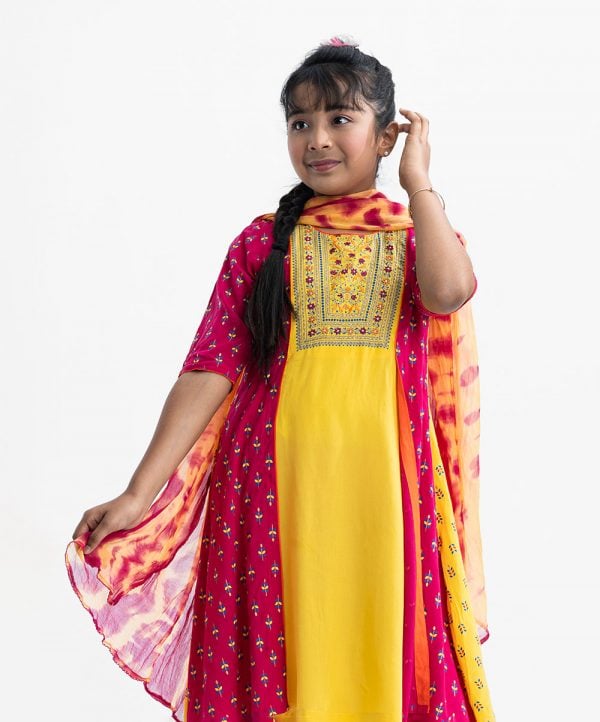 Kids girl A-line salwar kameez in viscose fabric. Round neck, three-quarter sleeved. Embroidery and slit at the front. Completed with palazzo pant and Tie-dye chiffon dupatta