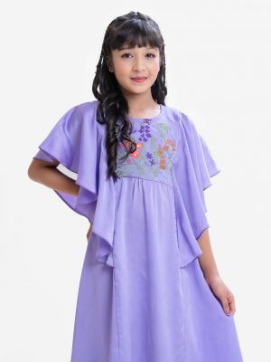 Kid girls frock in crepe fabric. Butterfly-sleeved, round neck. Karchupi at front.