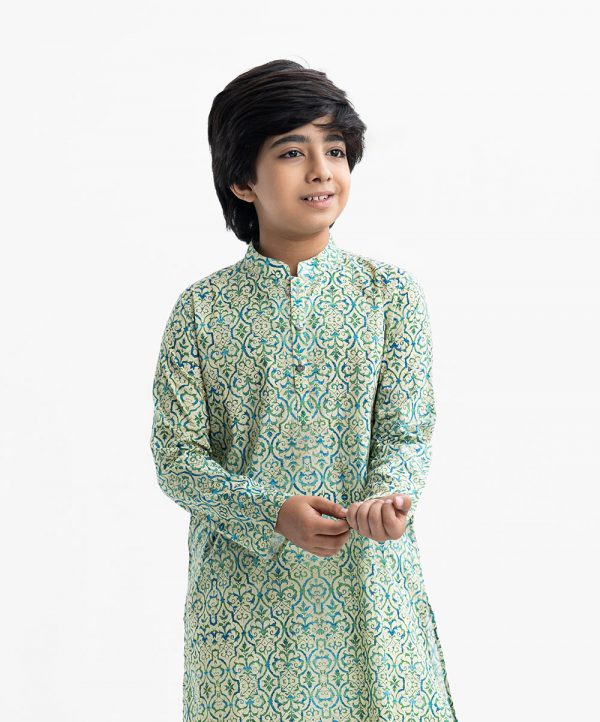 Kid boys panjabi in printed cotton fabric. Mandarin collar and inseam pockets.