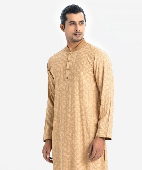 Men's slim fitted panjabi in viscose fabric. Mandarin collar with line stitching, and inseam pockets.