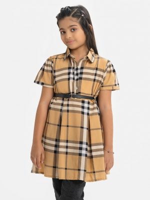 Kid girls A-line tunic in georgette fabric. Classic collar, short-sleeved. Box pleated at the waistline with a waist-belt.