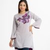 Women's A-line tunic in zoom fabric. Round neck, bell-sleeved. karchupi at the front and high low hem.