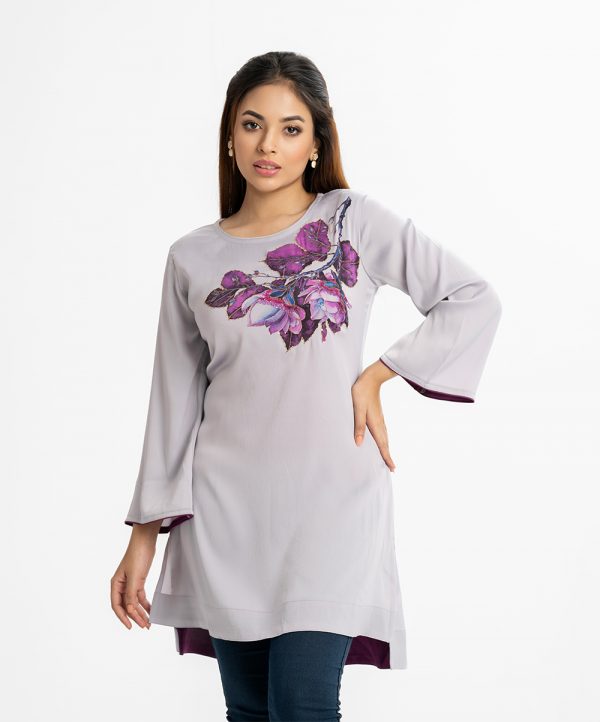 Women's A-line tunic in zoom fabric. Round neck, bell-sleeved. karchupi at the front and high low hem.