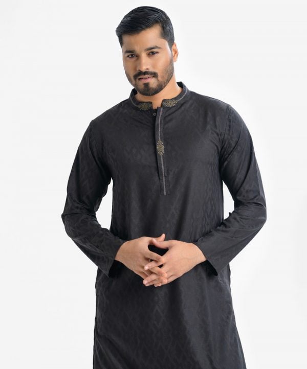 Men's slim fitted panjabi in jacquard fabric. Mandarin collar and inseam pockets. Embroidery work on the collar and placket.