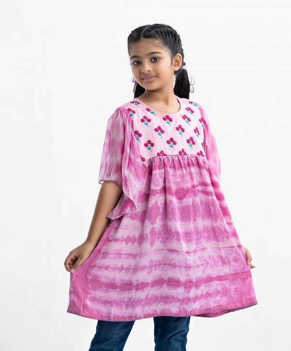 Kids girls tent style tunic in crepe fabric. Round neck, butterfly sleeved and karchupi at the front.