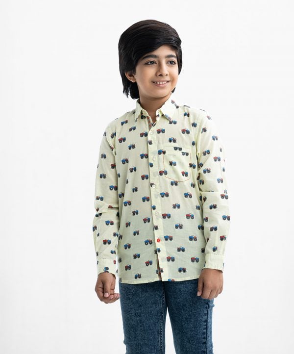 Kid boys vehicle printed long-sleeved shirt in cotton fabric. Classic collar and button fastening at the front.