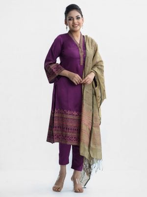 Women's salwar kameez in crepe fabric. High collar, bell sleeves and karchupi at collar and hemline of kameez. Half-silk dupatta with viscose culottes pants.