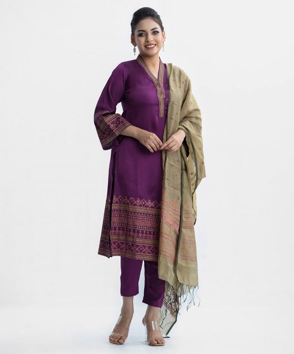 Women's salwar kameez in crepe fabric. High collar, bell sleeves and karchupi at collar and hemline of kameez. Half-silk dupatta with viscose culottes pants.