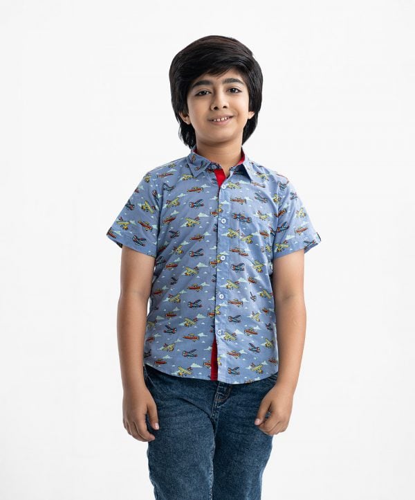 Kid boys printed short-sleeved casual shirt in printed cotton fabric. Classic collar, button fastening at the front.