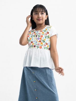 Kid girl's woven set in crepe and denim fabric. Round neck, Cap sleeves and a tassel tie-cord top. Two pockets with a show button at the front of the skirt.