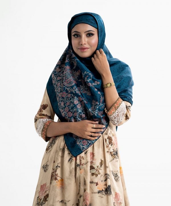 Women's printed hijab in crepe fabric.