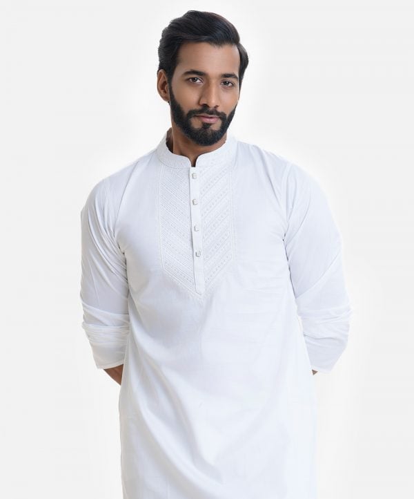 Men's semi fitted panjabi in cotton fabric. Mandarin collar, full sleeves. Inseam pockets. Embroidery at front.