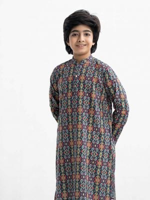 Kid boys panjabi in cotton fabric. Mandarin collar, full-sleeved. Inseam pockets and button fastening at the front.