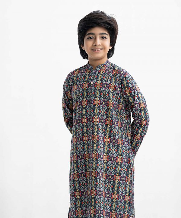 Kid boys panjabi in cotton fabric. Mandarin collar, full-sleeved. Inseam pockets and button fastening at the front.