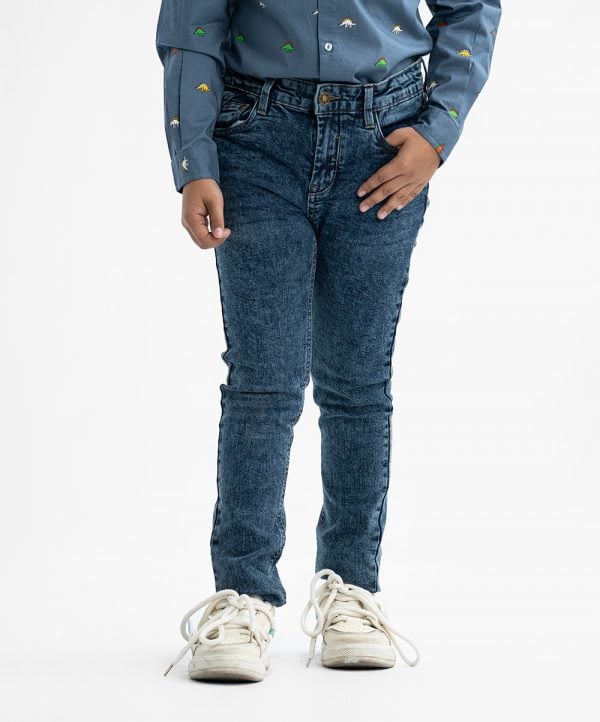 Kid boys long pant in denim fabric. Five pockets and a zipper fly with a metal button.