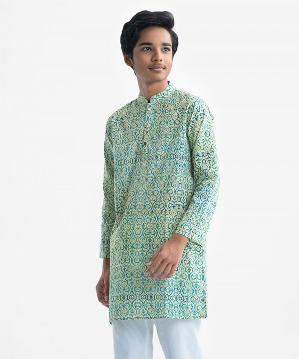 Teen boy's slim-fitted panjabi in printed cotton fabric. Mandarin collar and inseam pockets.