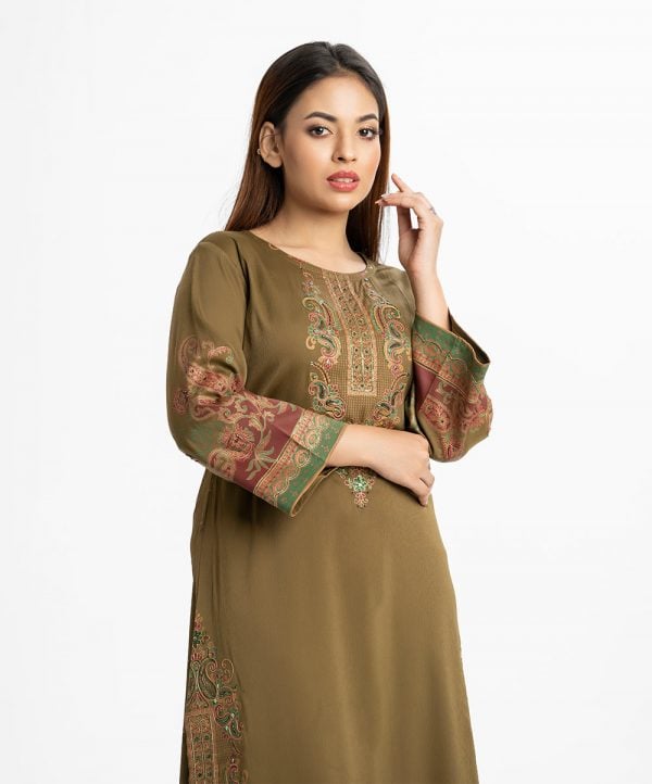 Women's A-line kameez in zoom fabric. Round neck, long-sleeved. Karchupi at the front.