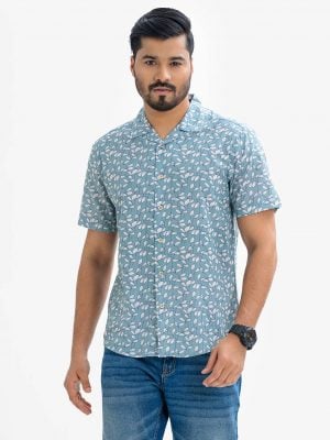 Men's printed short-sleeved casual shirt in cotton fabric. Cuban collar, button fastening at the front.