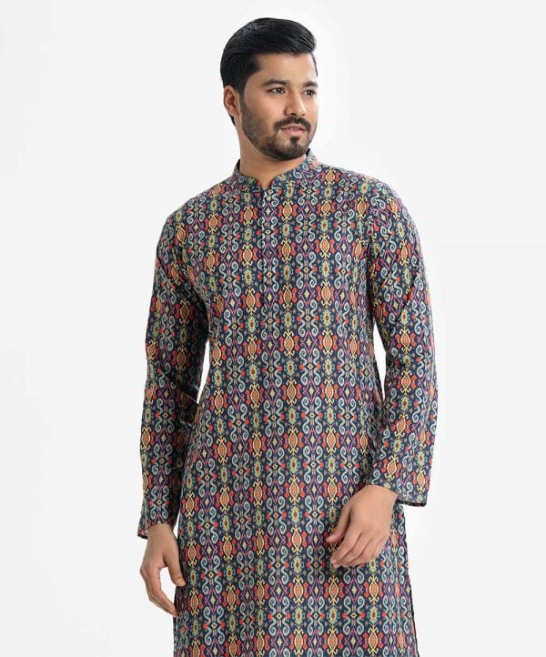 Men's semi fitted panjabi in cotton fabric. Mandarin collar, full-sleeved. Inseam pockets and button fastening at the front.