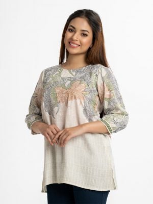 Front floral print detail woven top in crepe fabric. Round neck, bishop sleeves. Embroidery at front.