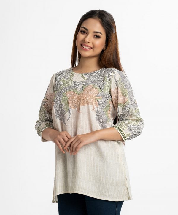 Front floral print detail woven top in crepe fabric. Round neck, bishop sleeves. Embroidery at front.