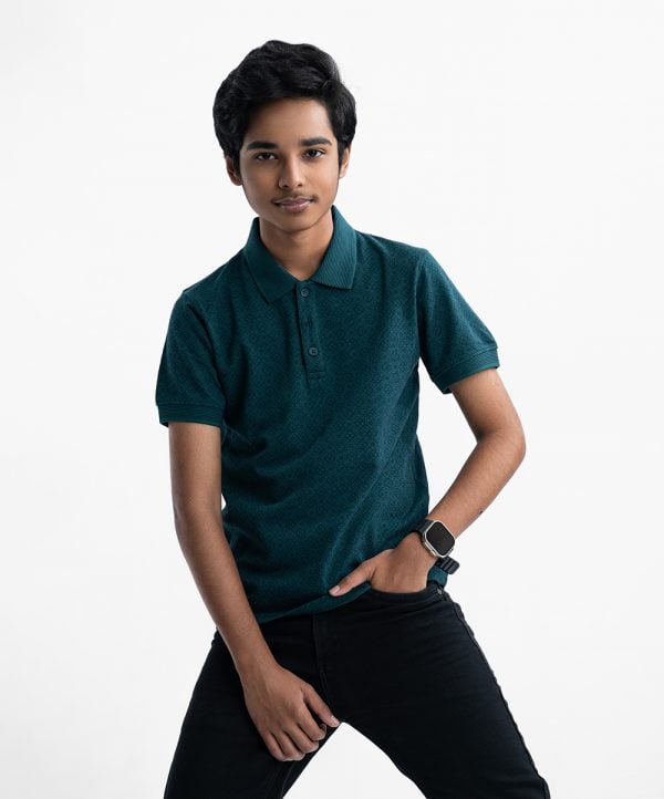 Teen boy's slim fitted polo shirt in blended cotton knit fabric. Classic collar, short-sleeves and a straight-cut hem.