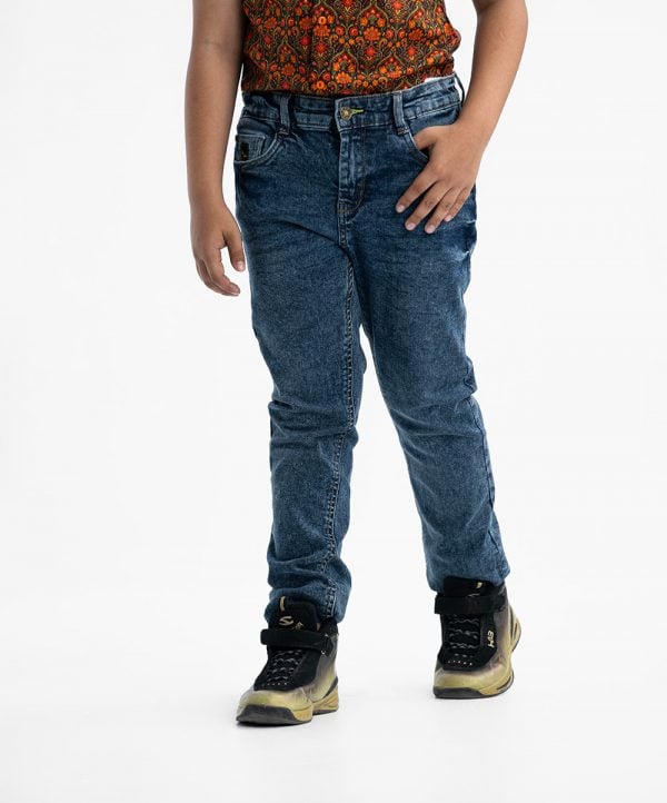 Kid boys long pant in denim fabric. Five pockets and a zipper fly with a metal button.