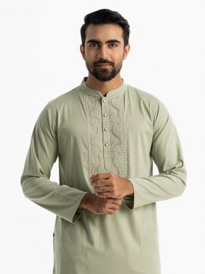 Men's slim-fitted panjabi in blended cotton fabric.Mandarin collar and inseam pockets. Embroidery and karchupi at the front.