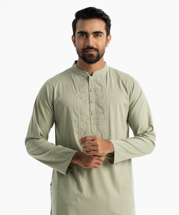 Men's slim-fitted panjabi in blended cotton fabric.Mandarin collar and inseam pockets. Embroidery and karchupi at the front.