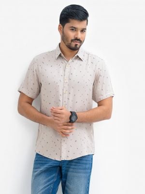 Men's printed short-sleeved casual shirt in viscose fabric. Classic collar and button fastening at the front.