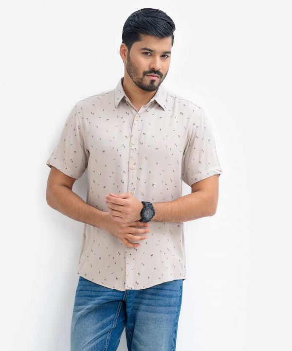 Men's printed short-sleeved casual shirt in viscose fabric. Classic collar and button fastening at the front.