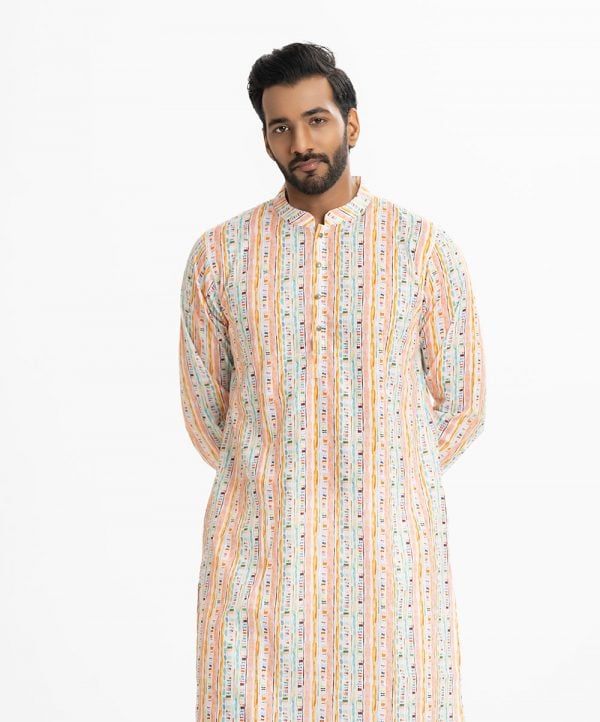 Mens slim-fitted panjabi in printed cotton fabric. Mandarin collar, inseam pockets. Button fastening at the front.