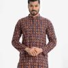 Men's printed slim fitted panjabi in cotton fabric. Mandarin collar, inseam pockets and button fastening at the front.