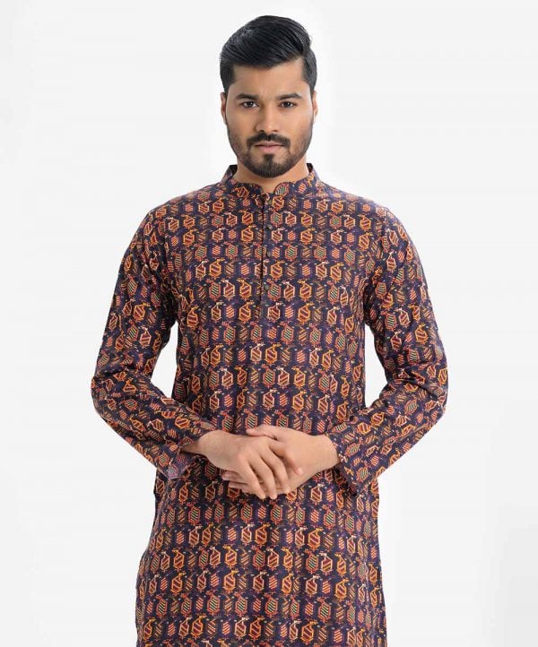 Men's printed slim fitted panjabi in cotton fabric. Mandarin collar, inseam pockets and button fastening at the front.