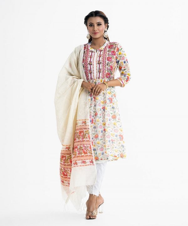 Printed A-line salwar kameez in cotton fabric. Stand collar, three-quarter sleeved. Embroidery at the front and viscose inner. Completed with culotte pant and half silk printed dupatta.