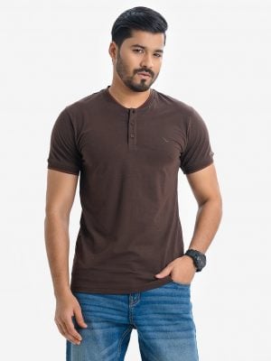 Men's henley T-shirt in cotton jersey fabric. Henley neck with front button fastening and short sleeves.