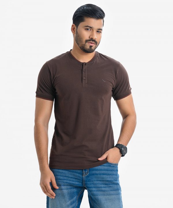 Men's henley T-shirt in cotton jersey fabric. Henley neck with front button fastening and short sleeves.