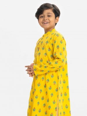 Kid boys printed panjabi in viscose fabric. Mandarin collar, inseam pockets. Button fastening at the front.