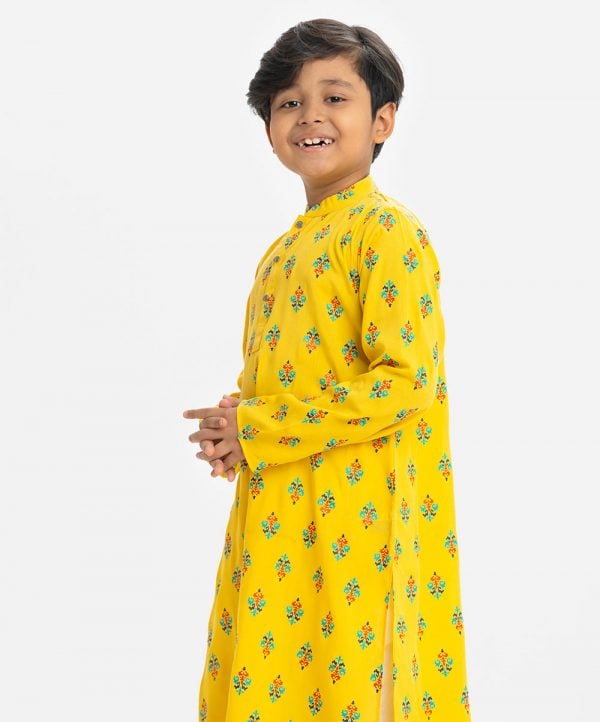 Kid boys printed panjabi in viscose fabric. Mandarin collar, inseam pockets. Button fastening at the front.