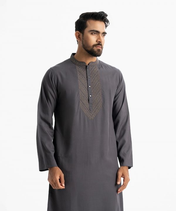 Men's semi-fitted panjabi in cotton fabric.Mandarin collar and inseam pockets. Embroidery and karchupi at the front.