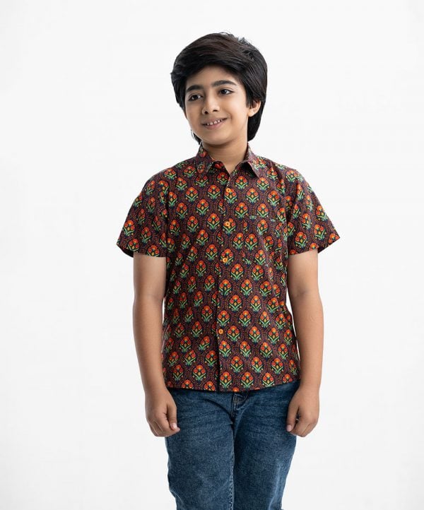 Kid boys short-sleeved casual shirt in printed cotton fabric. Classic collar, a chest pocket and button fastening at the front.