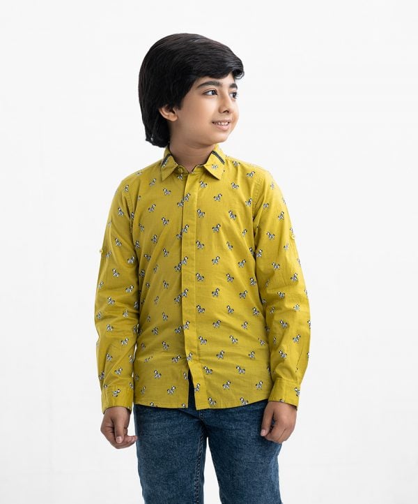 Kid boys printed long-sleeved shirt in cotton fabric. Classic collar and button fastening at the front.