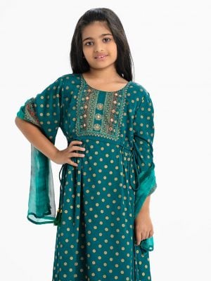 Kids girls salwar kameez in crepe fabric. Round neck, bell- sleeved. gathered waistline and karchupi at the front kameez. Cullots pant and chiffon dupatta .