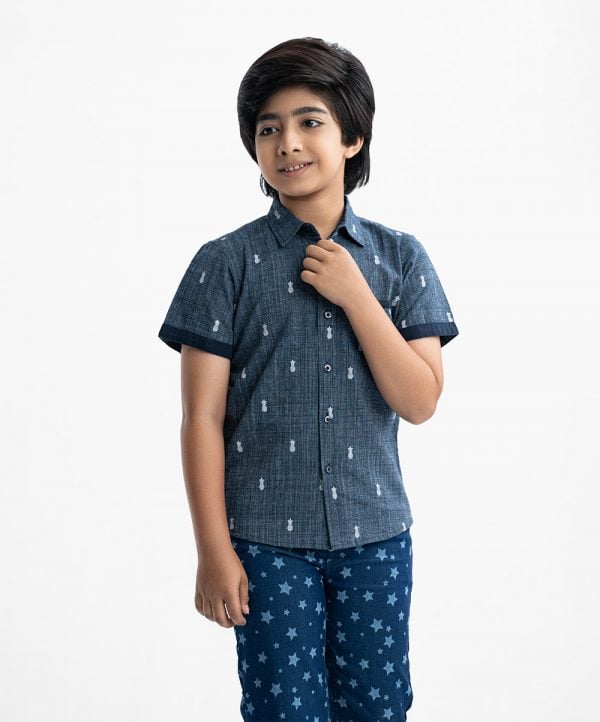 Kid boys short-sleeved casual shirt in printed cotton fabric. Classic collar, a chest pocket and button fastening at the front.