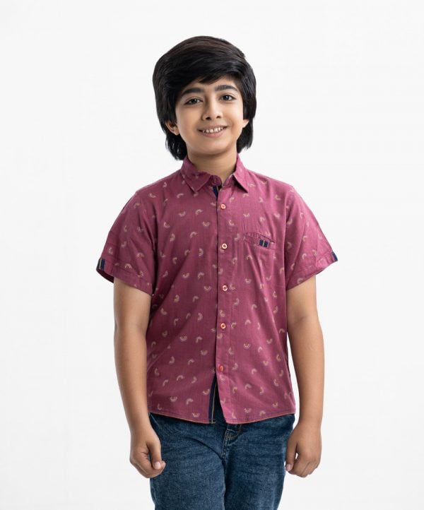 Kid boys printed short-sleeved casual shirt in printed cotton fabric. Classic collar, button fastening at the front.