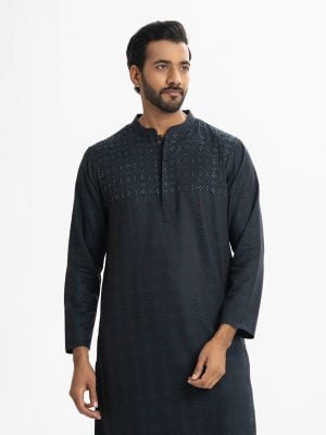 Men's printed premium panjabi in jacquard fabric. Mandarin collar, inseam pockets and karchupi at the front.